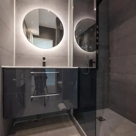 1 Bedroom Canal St Martin Eurostar شقة باريس