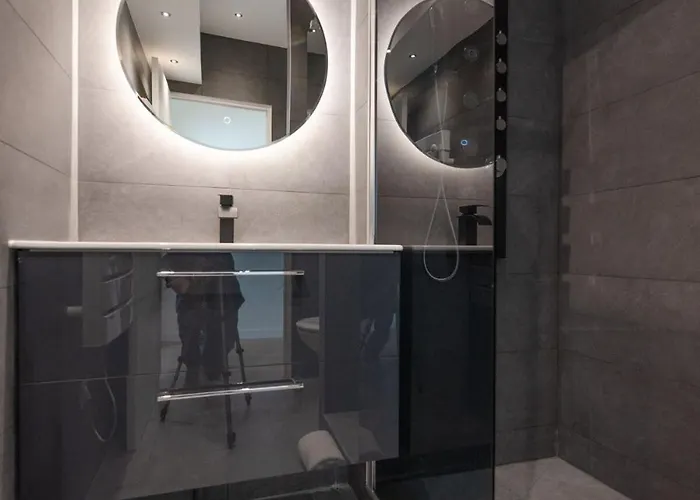 1 Bedroom Canal St Martin Eurostar Апартаменты Париж